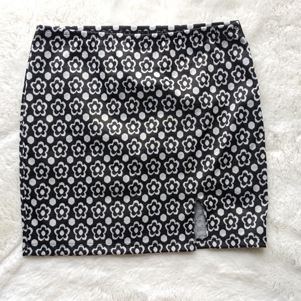 Rue21 Black and White Floral Print Mini Skirt with Slit